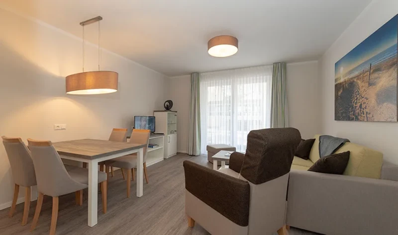 Wohnzimmer mit Esstisch und Couch